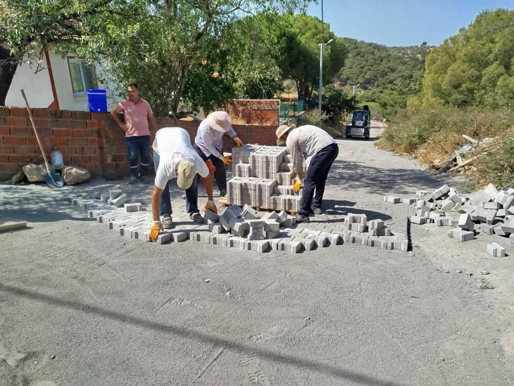 Burhaniye Belediyesi, kırsal mahallelerde başlattığı parke taş yapım ve tamirat