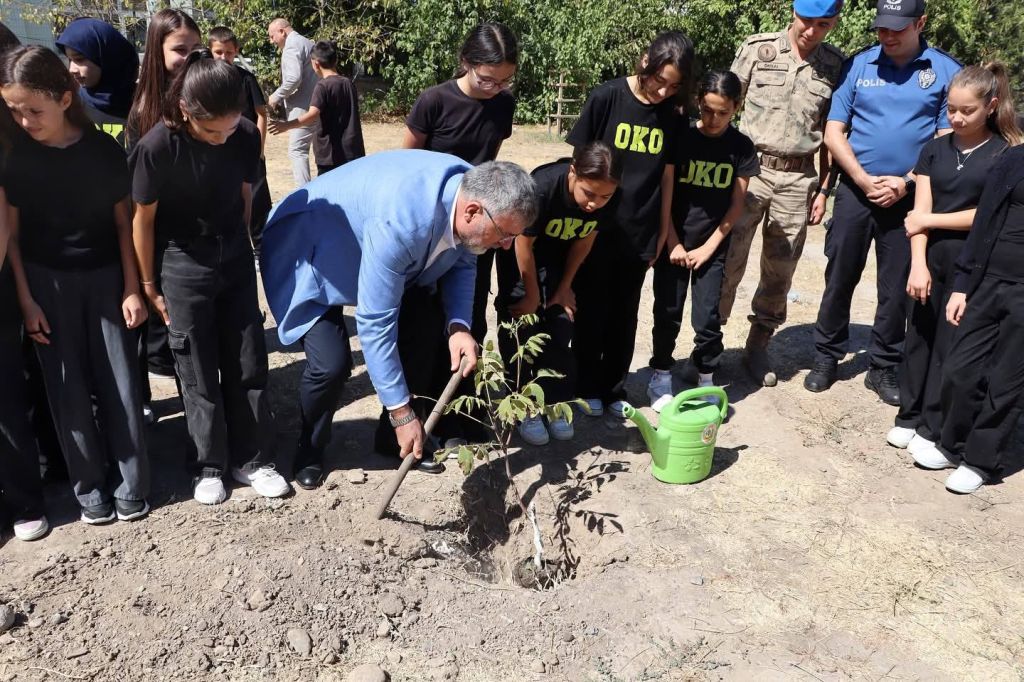 Kepsut’ta Eğitim-Öğretim Haftası kapsamında düzenlenen etkinlikte öğrenciler elleriyle fidan dikerek