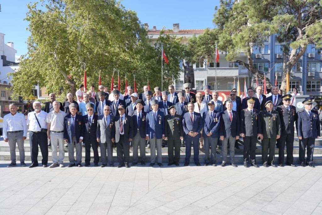 19 Eylül Gaziler Günü, Burhaniye Cumhuriyet Meydanı’nda düzenlenen törenle kutlandı.