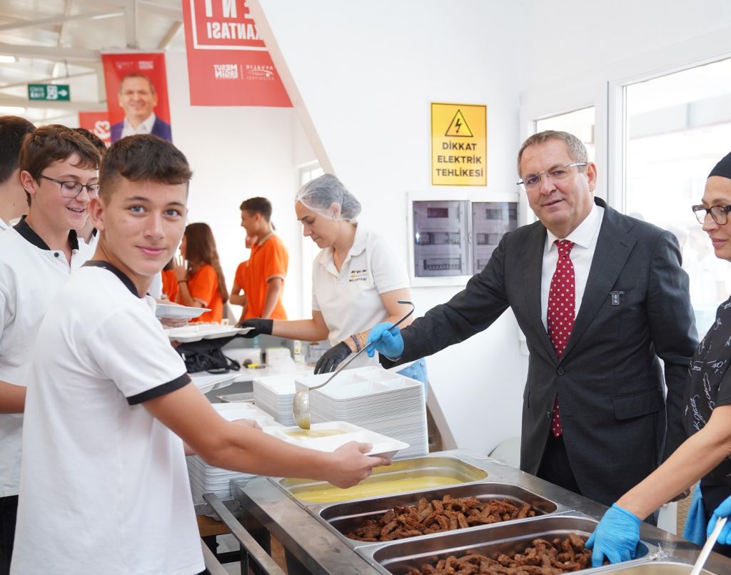 Ayvalık’ta açılışı yapılan Öğrenci Kent Lokantaları çocuklarla doldu. Başkan Mesut