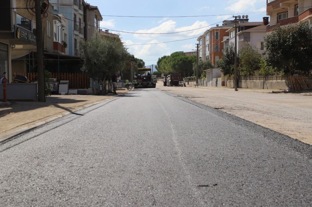 Balıkesir’in Gönen ilçesinde belediye ekipleri, farklı mahallelerde yol bakım, asfalt