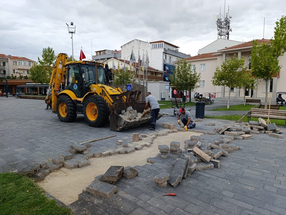 Gönen Belediye Başkanı İbrahim Palaz, ilçe genelinde sürdürülen altyapı, yol,
