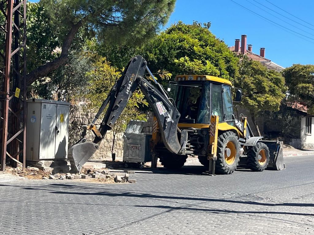 Bigadiç Belediyesi, ilçenin dört bir yanında yol yenileme çalışmalarını sürdürüyor.