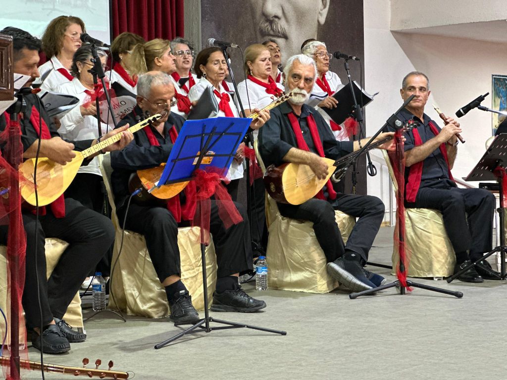 Burhaniye’de Reha Yurdakul Kültür Merkezi’nde sahne alan İMKO Cemevi Korosu,