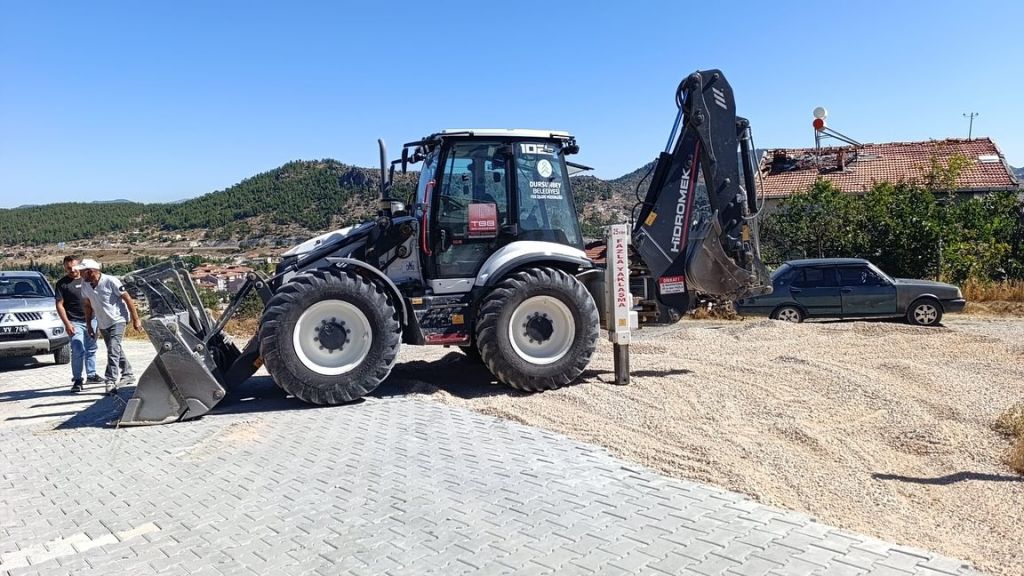 Dursunbey’de ulaşımın güvenli ve konforlu hale gelmesi için belediye ekipleri