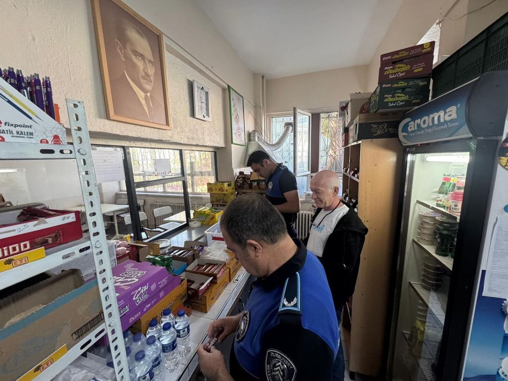 Zabıta ekipleri, Dursunbey’deki okul kantinlerinde hijyen ve gıda güvenliği denetimlerini