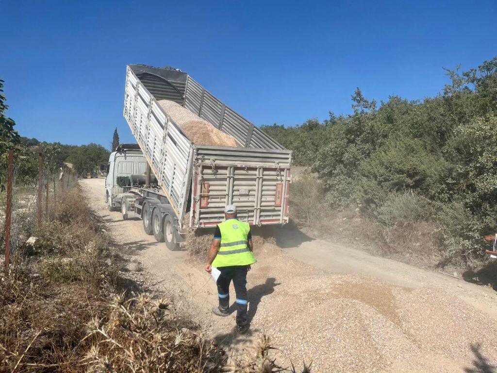 Balıkesir’in Sındırgı ilçesinde, Gölcük – Eşmedere yolunda sathi kaplama öncesi