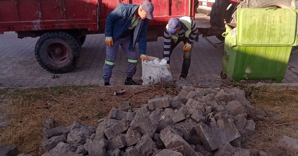 Susurluk Belediyesi ekipleri, ilçenin farklı mahallelerinde ot biçiminden yol düzenlemelerine