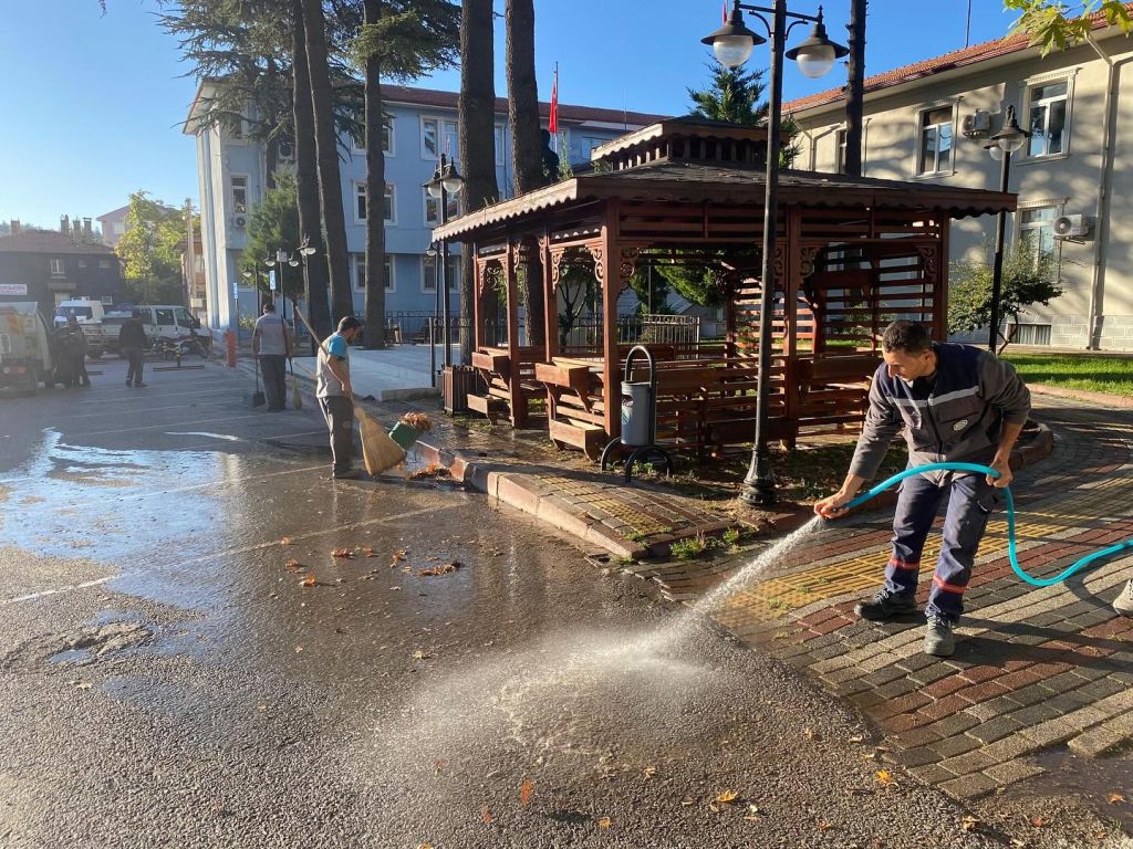 Dursunbey Belediyesi, temizlik ve çevre düzenleme çalışmalarıyla ilçenin her köşesini