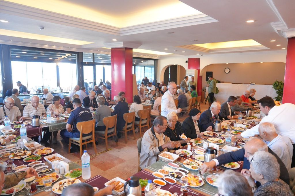 Burhaniye Belediyesi, 19 Eylül Gaziler Günü kapsamında kahraman gaziler ve