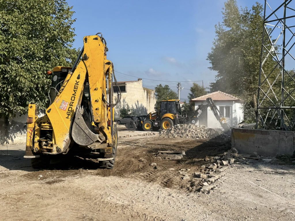 İvrindi’de yeni haftaya yoğun saha çalışmalarıyla başlandı. Sanayi sitesinden Sakarya