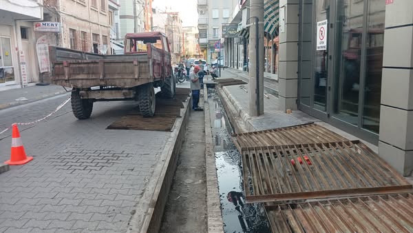Burhaniye Belediyesi, olası yağmur suyu taşkınlarının önüne geçmek için ilçedeki