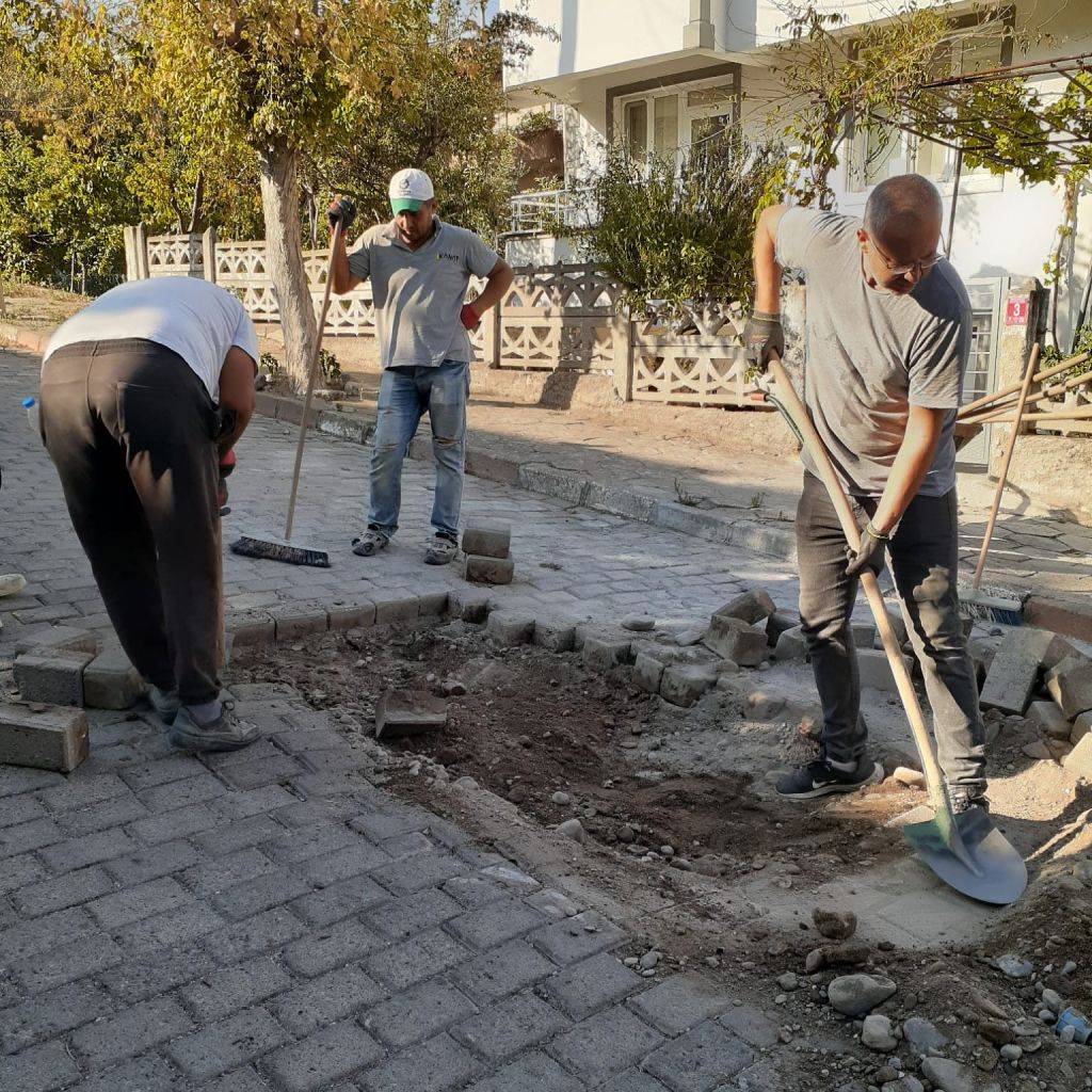 Bigadiç Belediyesi, ilçe genelinde vatandaşların güvenliği ve konforu için kaldırım
