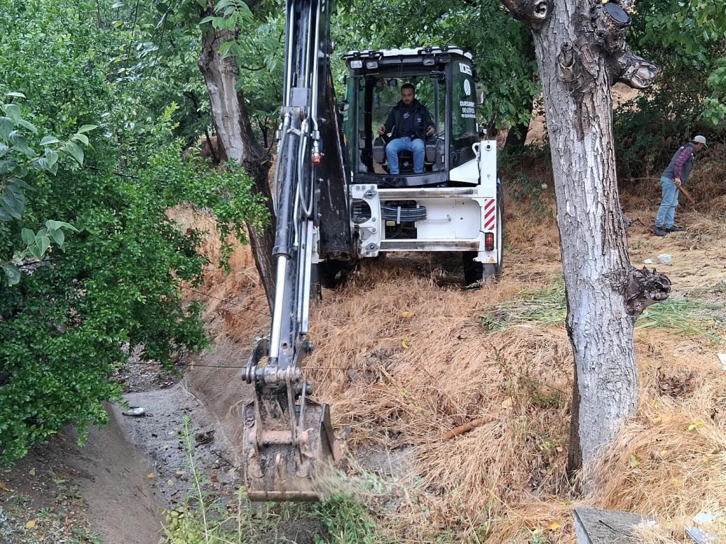İlçede yağışlı havalara karşı alınan önlemler kapsamında mazgal temizliği çalışmaları