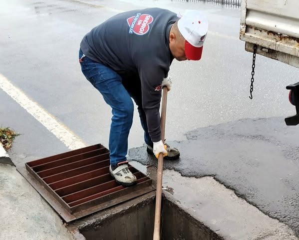 Sındırgı Belediyesi ekipleri, mazgal ve rögar temizlik çalışmalarını düzenli olarak