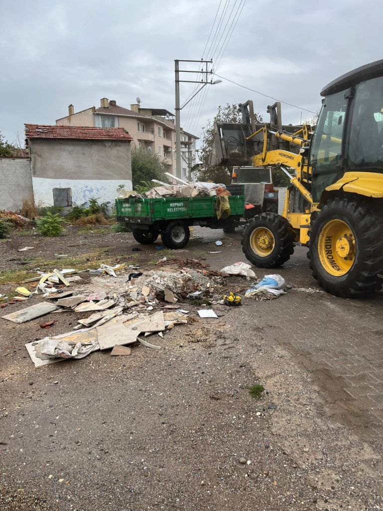Kepsut’ta belediye ekipleri mahallelerde parke taşı tamirinden sağlık hizmetlerine, cami