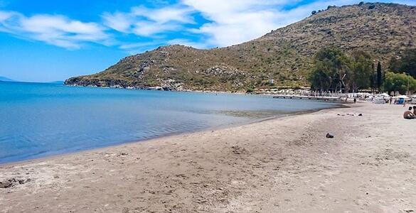 Datça’nın en sakin köşelerinden biri olan Karaincir Plajı, sığ denizi