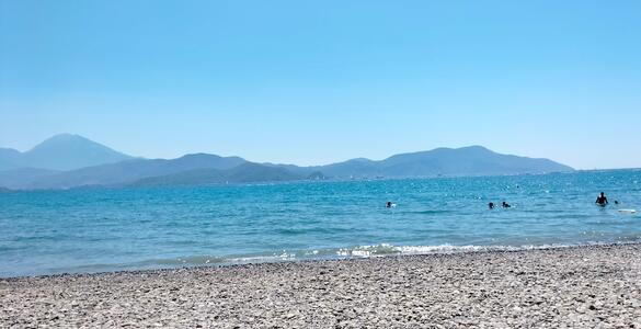 Akmaz Plajı, Muğla'nın Fethiye ilçesinde, sakin atmosferi ve doğal güzellikleriyle