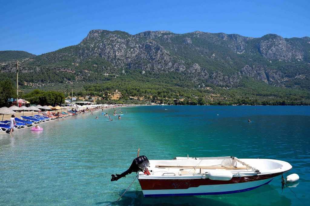 Muğla’nın saklı cenneti Akbük Koyu, berrak denizi ve çam ağaçlarıyla