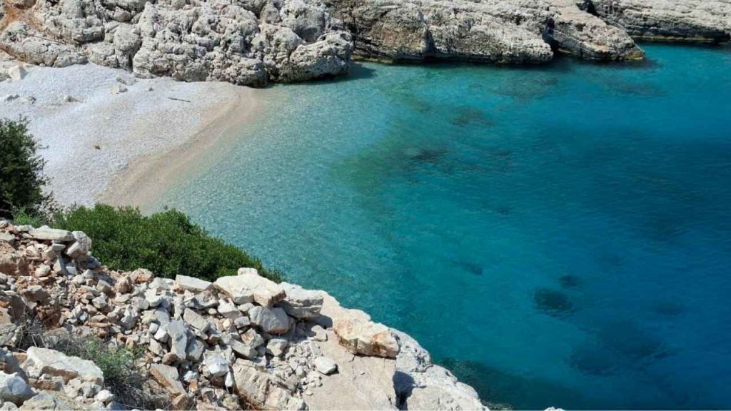 Antalya’nın huzurlu köşelerinden biri olan Güney Liman Plajı, berrak denizi