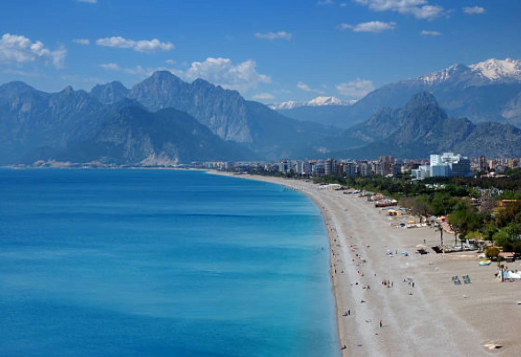 Antalya’nın gözde tatil noktalarından Konyaaltı Plajı, kilometrelerce uzanan sahili ve