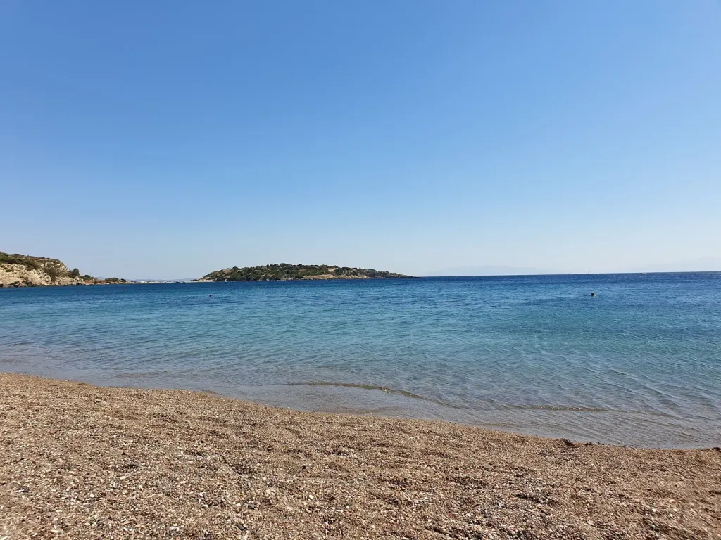 İzmir’in Urla Demircili kıyısındaki Melengeç Plajı, zeytin ağaçlarının gölgesinde saklanan