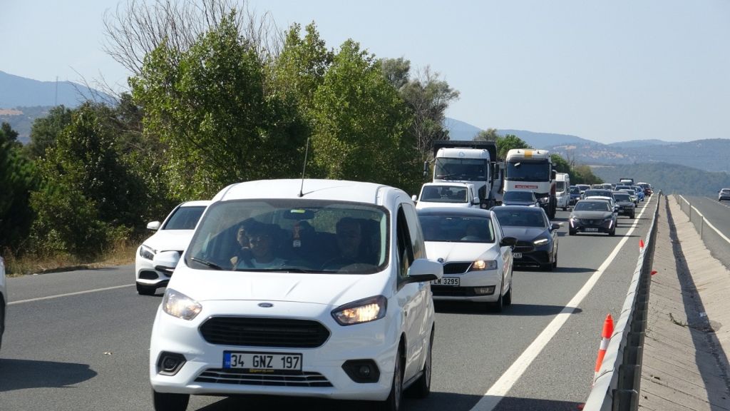 Edremit Yolunda Trafik Çilesi! AW528608 04 - Marmara Bölge Gazetesi