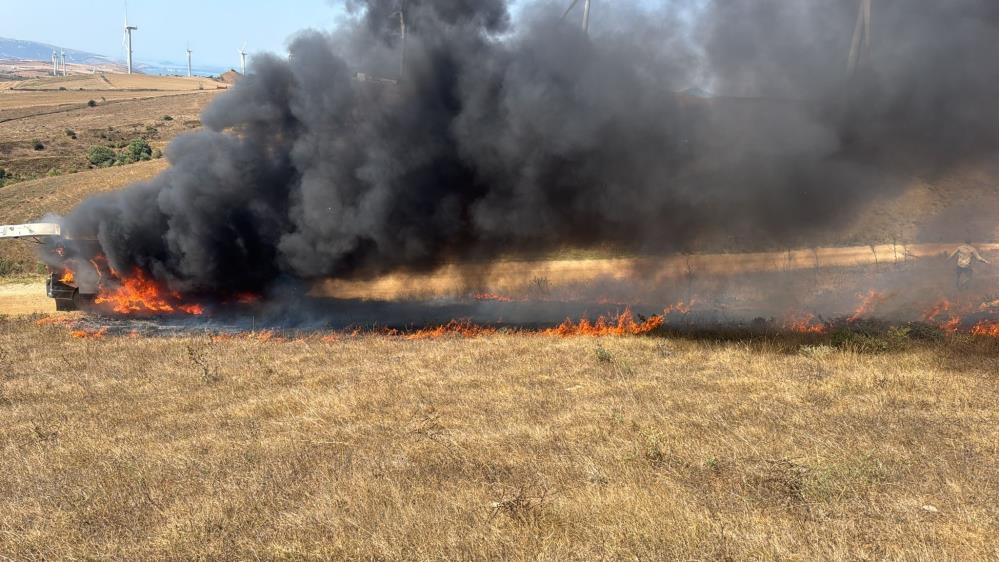 Balıkesir’in Bandırma ilçesinde yol kenarında çıkan araç ve arazi yangını,