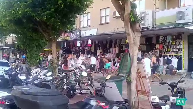 Turistler Esnafı Taş Yağmuruna Tuttu AW529261 01 - Marmara Bölge Gazetesi