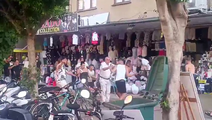 Turistler Esnafı Taş Yağmuruna Tuttu AW529261 02 - Marmara Bölge Gazetesi