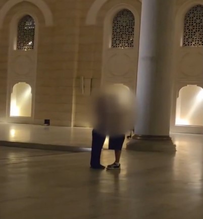 Manevi Değerlerimize Saygısızlık! Yabancı Turistlerden Cami’de Uygunsuz Hareketler AW530336 01 - Marmara Bölge Gazetesi