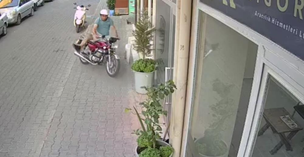 Hızını Alamayan Motosiklet İş Yerine Girdi! AW534035 02 - Marmara Bölge Gazetesi