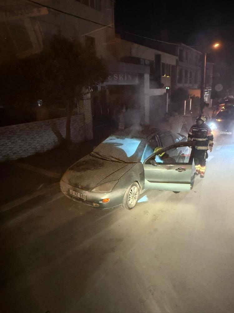 Balıkesir’in Bandırma ilçesinde park halindeki bir otomobilde yangın çıktı. Vatandaşların
