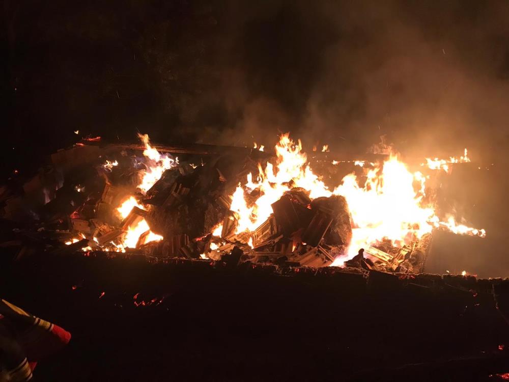 Balıkesir’in İvrindi ilçesinde sabaha karşı bir damda yangın meydana geldi.