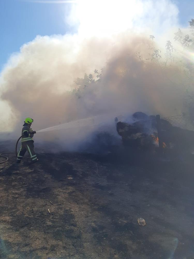 Balıkesir’in Gönen ilçesinde saman balyalarının tutuşması sonucu çıkan yangın, itfaiyenin