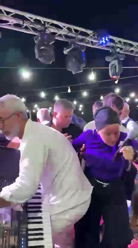 Alkollü Şahıs Sahnede Soliste Saldırdı! AW542001 01 - Marmara Bölge Gazetesi