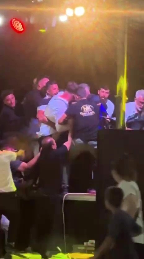 Alkollü Şahıs Sahnede Soliste Saldırdı! AW542001 04 - Marmara Bölge Gazetesi