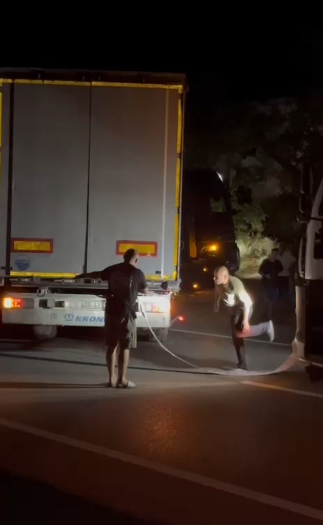 Bandırma Gönen Yolunda Tır Kazası Trafiği Kilitledi! AW542385 03 - Marmara Bölge Gazetesi