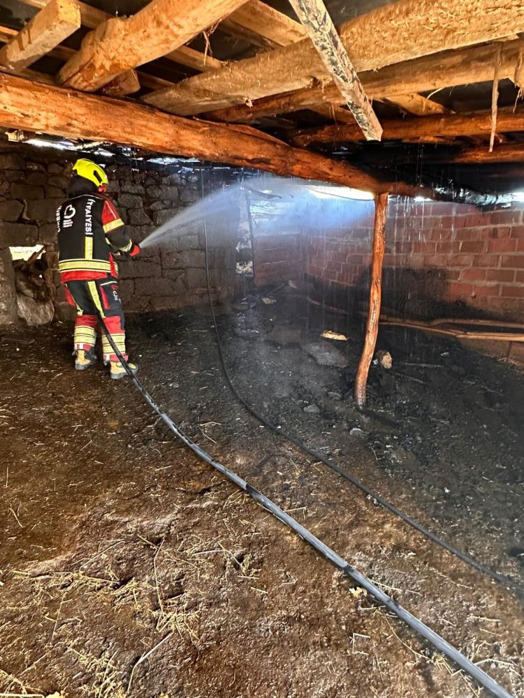 Balıkesir’in Sındırgı ilçesinde akşam saatlerinde bir ahırda yangın çıktı. Çıkan