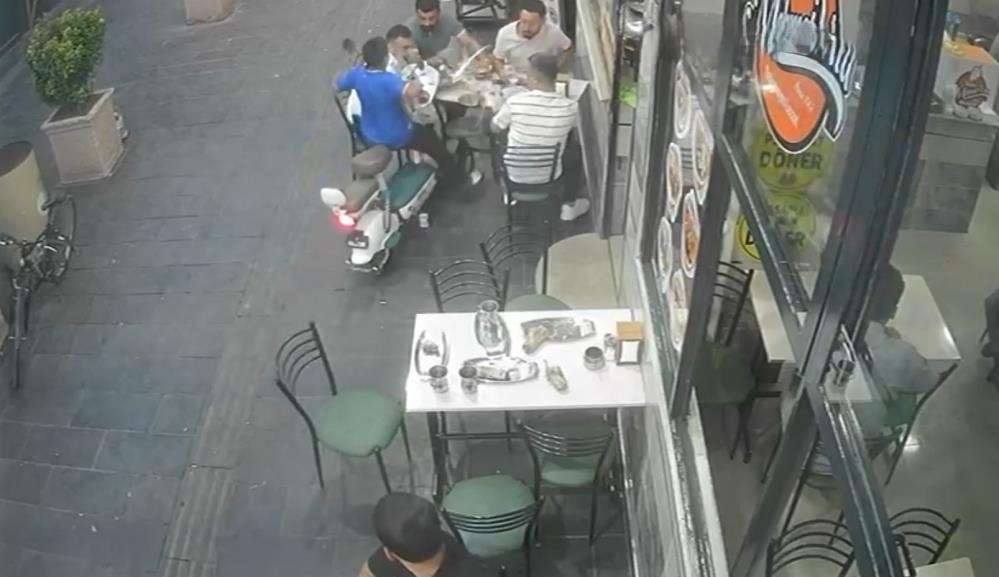 Yemek Yiyenlerin Üzerine Sürdü AW547949 01 - Marmara Bölge Gazetesi