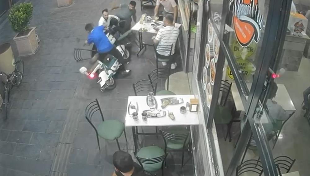 Yemek Yiyenlerin Üzerine Sürdü AW547949 02 - Marmara Bölge Gazetesi