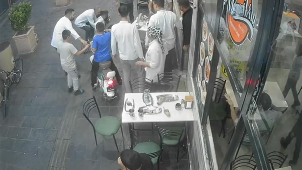 Yemek Yiyenlerin Üzerine Sürdü AW547949 03 - Marmara Bölge Gazetesi