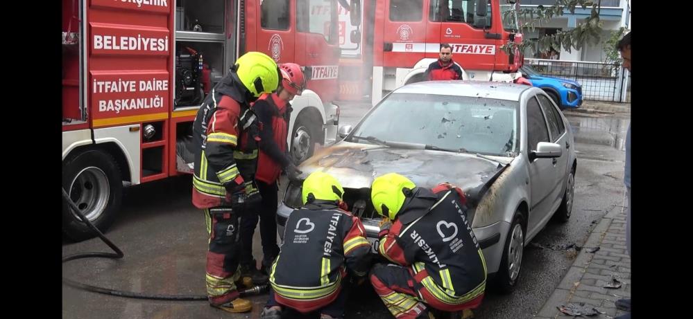 Balıkesir’in Karesi ilçesindeki park halindeki bir araçta yangın çıktı. Yangın,