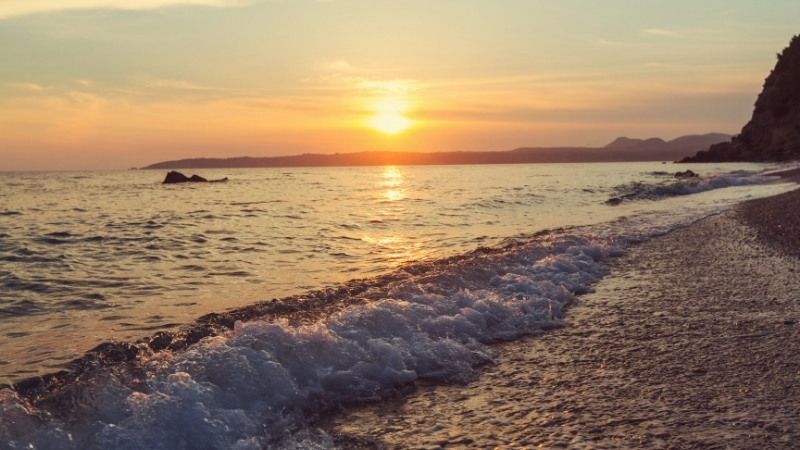 Muğla’nın saklı güzelliklerinden Taşlık Plajı, berrak denizi ve huzurlu atmosferiyle