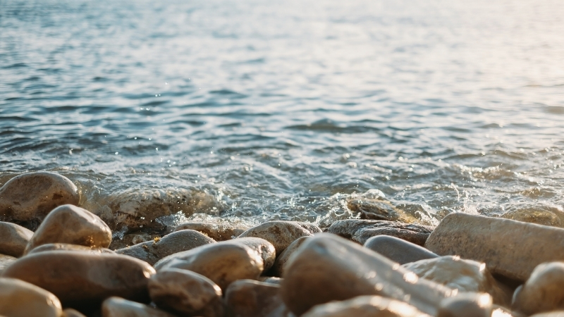 Bigadiç’teki Çağış Plajı, sakin atmosferi ve temiz deniziyle hem yöre