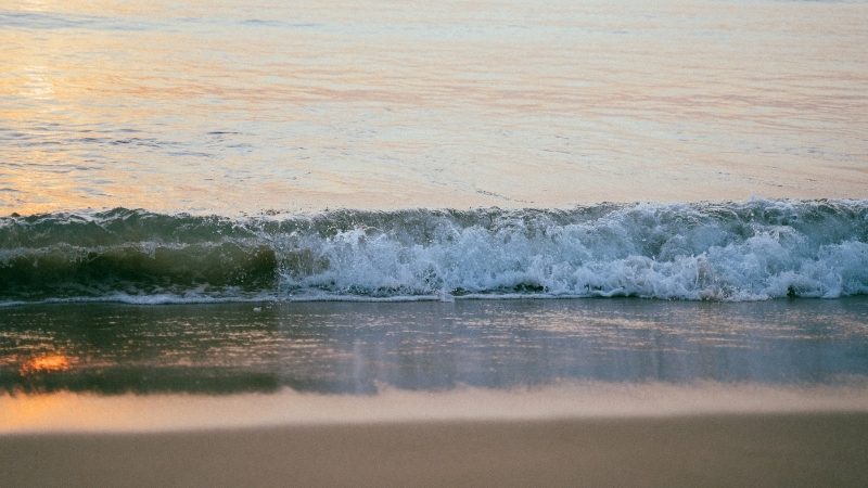 Antalya’nın doğal güzellikleriyle öne çıkan Çayağzı Plajı, sakin atmosferi ve
