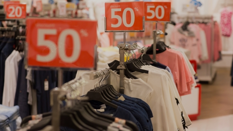 Yaz sonu indirim tabelaları her yerde ama hepsi gerçek değil!