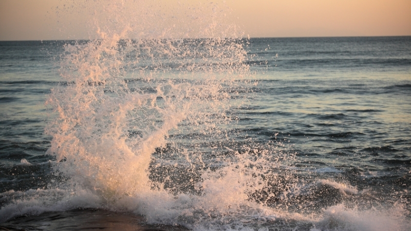 Berrak denizi ve doğal yapısıyla dikkat çeken bu özel plaj,