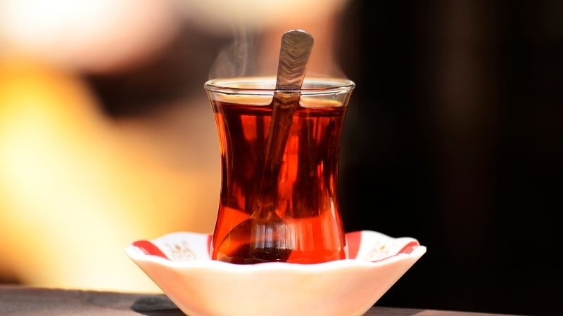 Çay bardaklarında zamanla oluşan sarı lekeler artık sorun olmaktan çıkıyor.