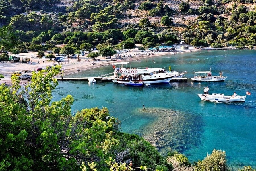 Muğla’nın saklı cenneti Aşı Koyu, berrak denizi ve doğallığıyla huzur